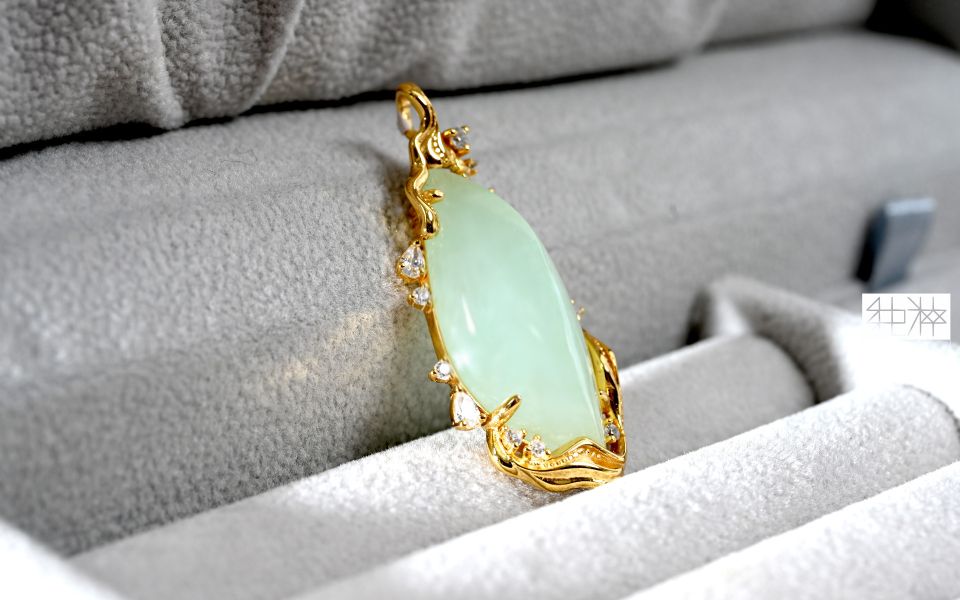 純粹寶石實驗室認證 / 頂級天然A貨緬甸冰糯種果綠翡翠墜 冰種、晴綠翡翠墜、翡翠,緬甸A貨