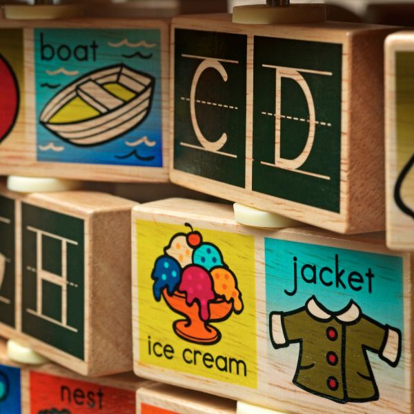 美國 B.Toys 快樂角大學城 美國B.Toys,科育,感統教具,快樂角大學城,翻轉字母積木,木製教具