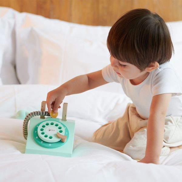 木製電話復古經典款 Play Telephone｜扮家家酒．適合3歲以上【超可愛復古轉盤、投幣式電話附贈木製錢幣】 Classic world,德國木玩具,客來喜,德國客來喜,德國classicworld,classicworld,classicworld台灣代理,classicworld獨家代理,德國設計玩具,玩具,木玩,經典木玩,木製玩具,木質玩具,兒童玩具,寶寶玩具,益智,益智玩具,安全玩具,無甲醛,零甲醛,無毒,環保漆,手眼協調,視覺發展玩具,智能發展玩具,視覺專注,隨身玩具,收納玩具,角色扮演玩具,家