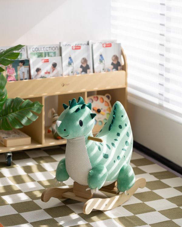 周歲送禮推薦｜萌龍搖搖馬 Dinosaur Rocker｜幼兒平衡玩具．適合12個月以上【德國Classic World客來喜經典木玩】 classic world,德國木玩具,德國,客來喜,德國客來喜,德國classicworld,classicworld,classicworld台灣代理,classicworld獨家代理,德國設計玩具,玩具,木玩,經典木玩,木製玩具,木質玩具,兒童玩具,寶寶玩具,益智,益智玩具,安全玩具,無甲醛,零甲醛,無毒,環保漆,手眼協調,視覺發展玩具,智能發展玩具,語言表達,平衡協調,搖搖馬,原木搖搖馬,