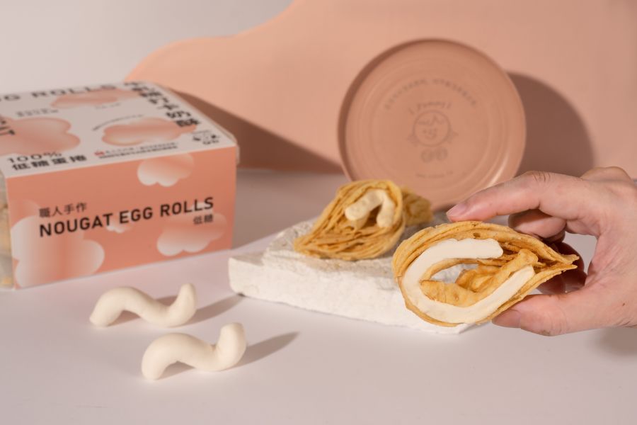 牛軋糖打卡奶酥．10入盒裝．220g 牛軋糖打卡奶酥, 包餡手工蛋捲, 台中伴手禮, 台灣甜點推薦, Q彈牛軋糖, 宅配點心推薦, 下午茶甜點, SGS認證甜點, 食品級PP5盒, 小麥纖維盤, 全台首創蛋捲, 甜而不膩奶酥