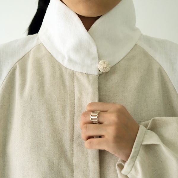 川衣 WEAR BEING｜牧服者 交疊領拼接長風衣外套 