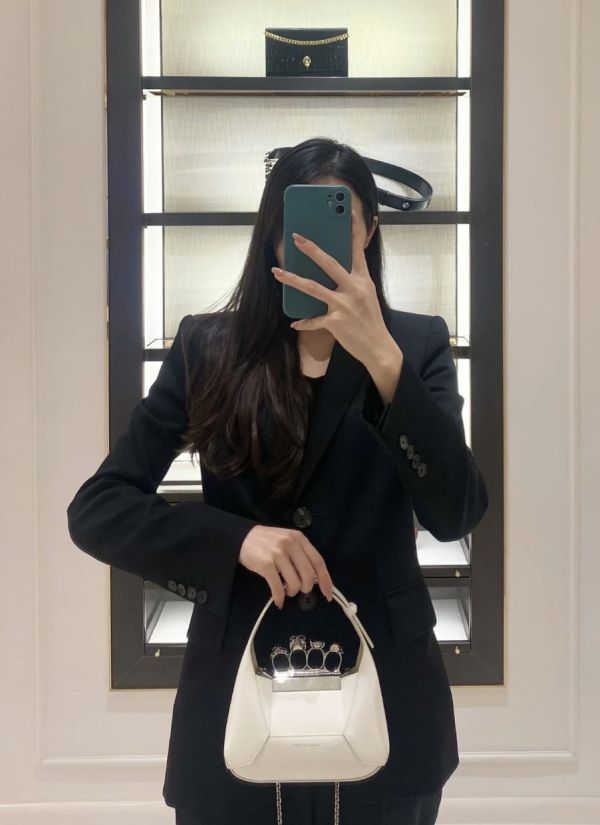 Alexander Mcqueen 731136  Jewelled Hobo 迷你包  白色 Alexander Mcqueen 731136 Jewelled Hobo 迷你包
白色