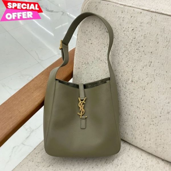 Saint Laurent 713938 YSL LE 5 A 7小型柔軟粒面皮革包    苔綠色﻿ LE 5 À 7 手袋, 經典柔軟款, 精細粒面皮革包, 義大利手工包, 時尚肩背包, Cassandre 標誌, 優雅設計