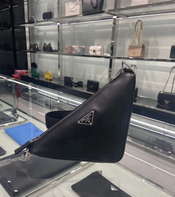 Prada  2VH155 倒三角標 皮革 Triangle 包  黑色 Prada皮革包, Triangle運動風包, 義大利製高級包款, 黑色經典斜背包, 多功能肩背包推薦, 都市摩登手袋