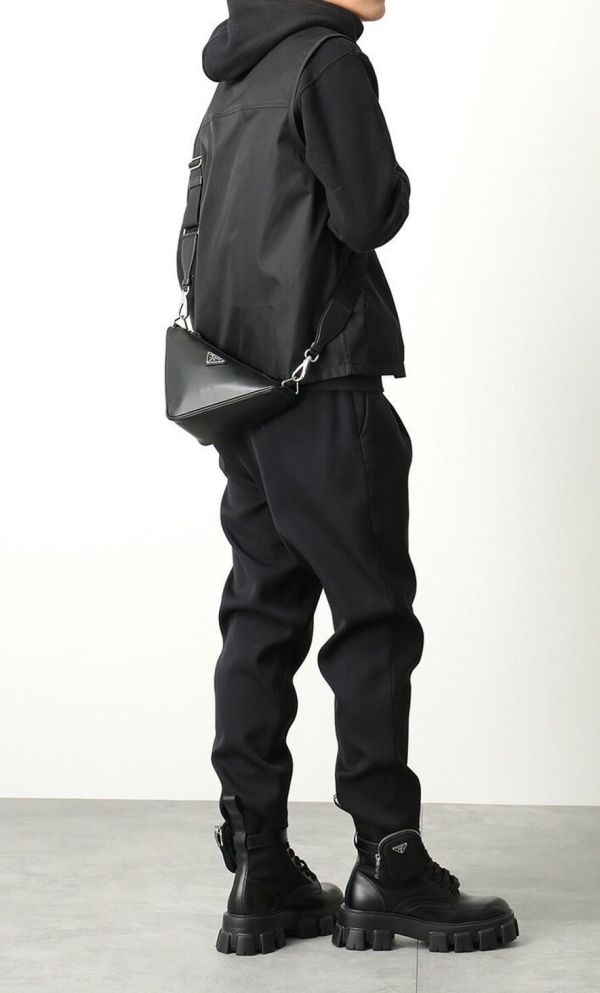 Prada  2VH155 倒三角標 皮革 Triangle 包  黑色 Prada皮革包, Triangle運動風包, 義大利製高級包款, 黑色經典斜背包, 多功能肩背包推薦, 都市摩登手袋