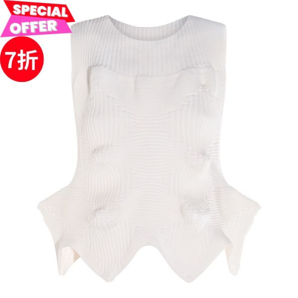 Issey Miyake 女款 褶皺立體上衣  紙白色    2號/中號 適用大部分身材 Issey Miyake、褶皺上衣、IM56KN78505、紙白色上衣、立體設計、日本設計師品牌、前衛時尚、創新面料、日本製造、精品服飾推薦、精品服飾評價、精品服飾價格、平行輸入、100%真品、專櫃真品保證、限時優惠、精品服飾哪裡買