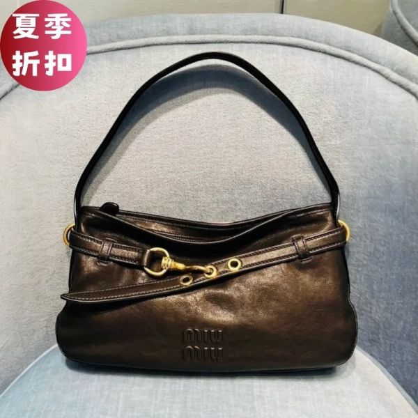 Miu Miu 5BC182 Aventure 納帕軟皮肩背包  黑色 MIU MIU 肩背包, Aventure 納帕軟皮包, 黑色小羊皮包, 壓紋標誌, 義大利手工包, 雋永時尚包, 時尚肩背包