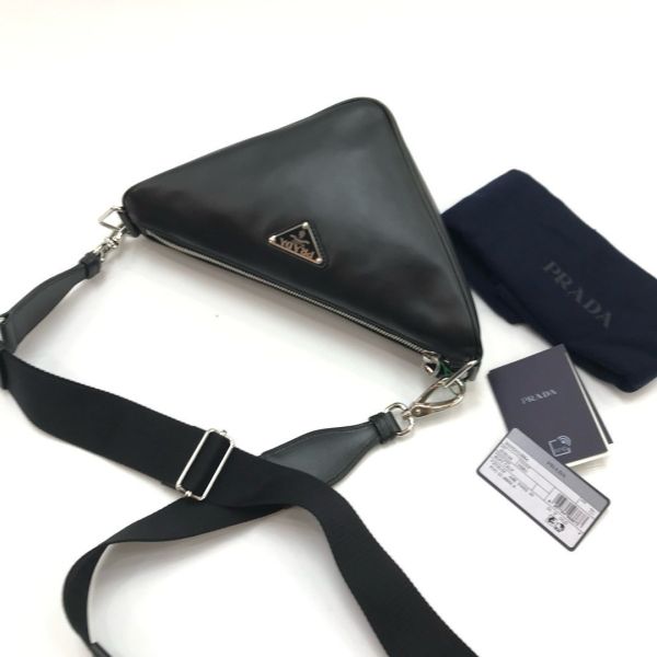 Prada  2VH155 倒三角標 皮革 Triangle 包  黑色 Prada皮革包, Triangle運動風包, 義大利製高級包款, 黑色經典斜背包, 多功能肩背包推薦, 都市摩登手袋