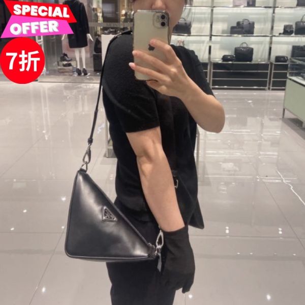 Prada  2VH155 倒三角標 皮革 Triangle 包  黑色 Prada皮革包, Triangle運動風包, 義大利製高級包款, 黑色經典斜背包, 多功能肩背包推薦, 都市摩登手袋