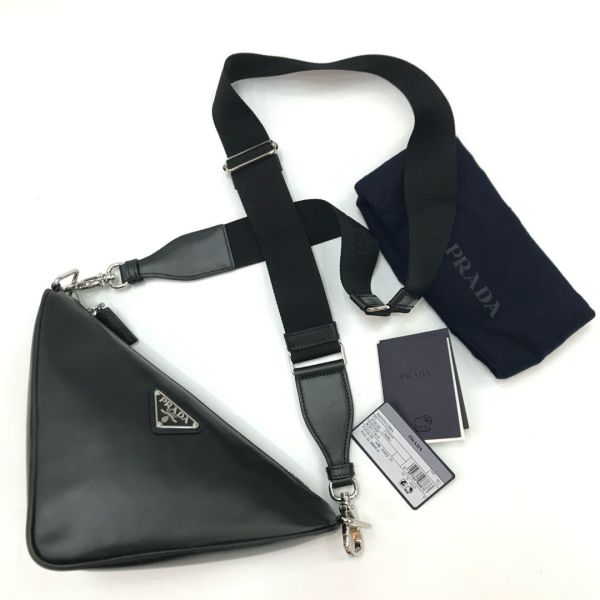 Prada  2VH155 倒三角標 皮革 Triangle 包  黑色 Prada皮革包, Triangle運動風包, 義大利製高級包款, 黑色經典斜背包, 多功能肩背包推薦, 都市摩登手袋