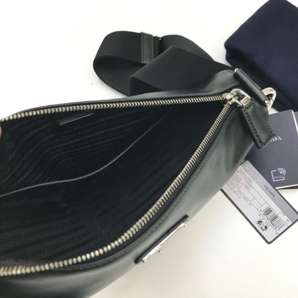 Prada  2VH155 倒三角標 皮革 Triangle 包  黑色 Prada皮革包, Triangle運動風包, 義大利製高級包款, 黑色經典斜背包, 多功能肩背包推薦, 都市摩登手袋