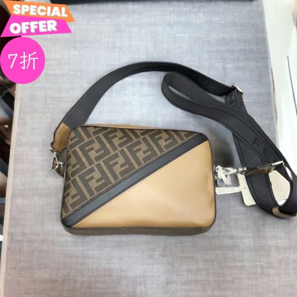 Fendi 7M0286 Diagonal 對角線皮革和 FF 織物相機包  棕色 Fendi, Diagonal 相機包, FF 織物包, 時尚相機包, 斜背包, 可調節肩帶, 經典設計, Fendi 手袋