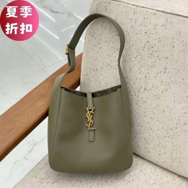 Saint Laurent 713938 YSL LE 5 A 7小型柔軟粒面皮革包    苔綠色﻿ LE 5 À 7 手袋, 經典柔軟款, 精細粒面皮革包, 義大利手工包, 時尚肩背包, Cassandre 標誌, 優雅設計