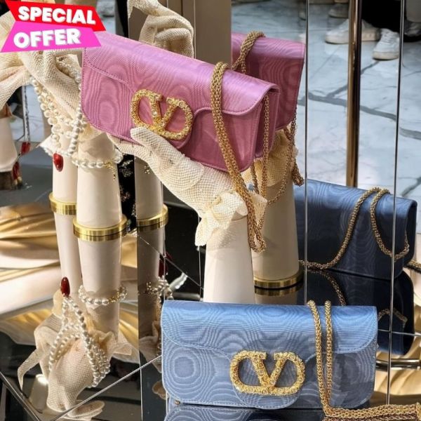 Valentino 雲紋織物水晶裝飾 Loco包   杜鵑粉 Valentino Garavani 手拿包, Locò 波紋織物包, 水晶 VLogo 包, 杜鵑花紅包, 義大利手工包, 奢華時尚包, 時尚斜背包