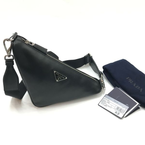 Prada  2VH155 倒三角標 皮革 Triangle 包  黑色 Prada皮革包, Triangle運動風包, 義大利製高級包款, 黑色經典斜背包, 多功能肩背包推薦, 都市摩登手袋