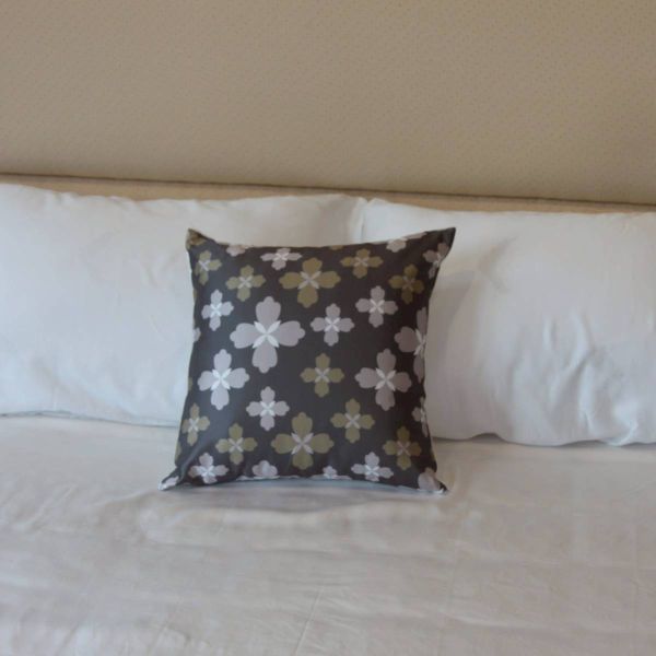 LAMINA日系綠和風抱枕-櫻之雪 尺寸:45*45CM LAMINA日系綠和風抱枕-櫻之雪 尺寸:45*45CM