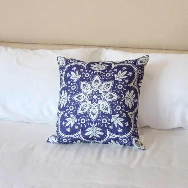 LAMINA寶藏藍宮廷棉麻抱枕-曼陀羅 尺寸:45*45CM 