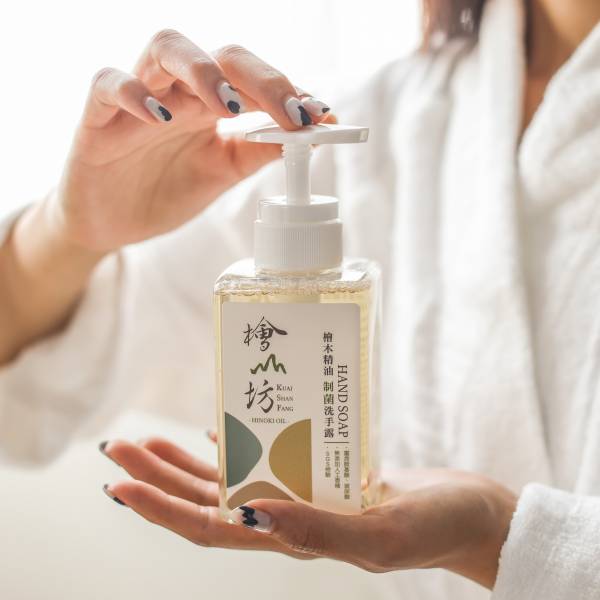 Taiwan Hinoki Antibacterial Hand Soap－330 mL (Bottle with cap) 洗手,制菌,檜山坊,木木自然,香氛,台灣,檜木,精油,護手,保濕,植萃,乾洗手,孩童,防疫,病,禮物,天然,生活,健康,保養,中秋,端午,企業採購,客製化,禮盒,畢業,送禮