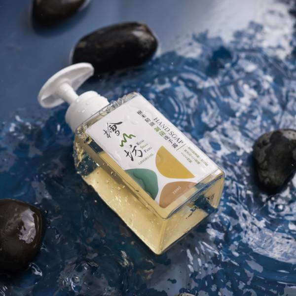 Taiwan Hinoki Antibacterial Hand Soap－330 mL (Bottle with cap) 洗手,制菌,檜山坊,木木自然,香氛,台灣,檜木,精油,護手,保濕,植萃,乾洗手,孩童,防疫,病,禮物,天然,生活,健康,保養,中秋,端午,企業採購,客製化,禮盒,畢業,送禮