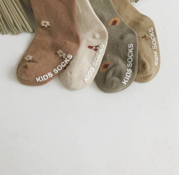 木耳邊碎花止滑襪｜四色 