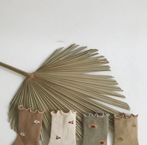 木耳邊碎花止滑襪｜四色 