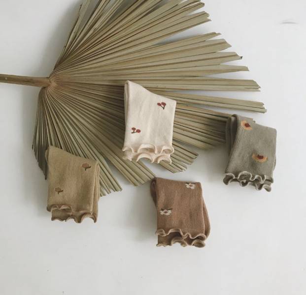 木耳邊碎花止滑襪｜四色 