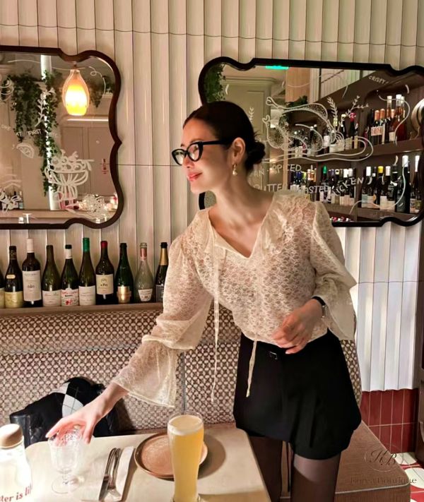 Fw285 秋季 微透膚蕾絲上衣 喜歡袖口的細節 