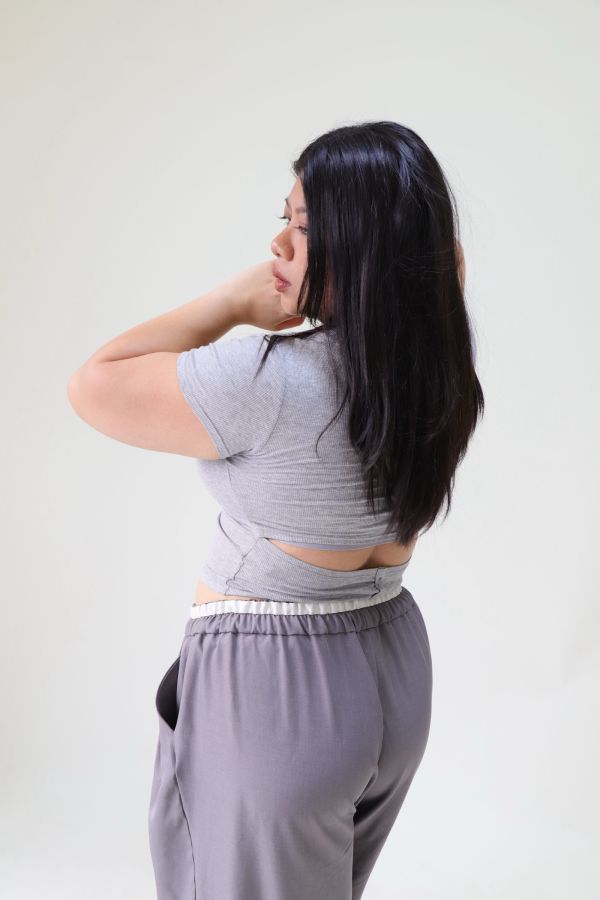 後背小心機方領帶胸墊短T-淺灰 