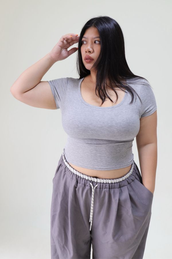 後背小心機方領帶胸墊短T-淺灰 