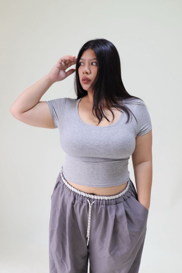 後背小心機方領帶胸墊短T-淺灰 