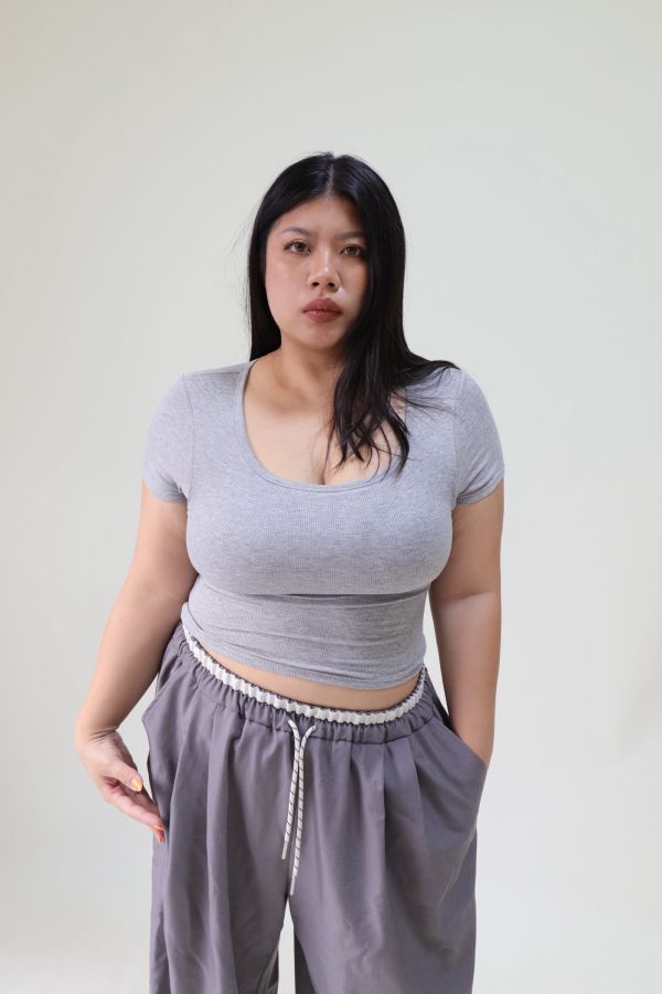 後背小心機方領帶胸墊短T-淺灰 