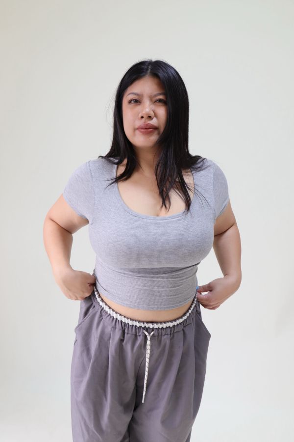 後背小心機方領帶胸墊短T-淺灰 