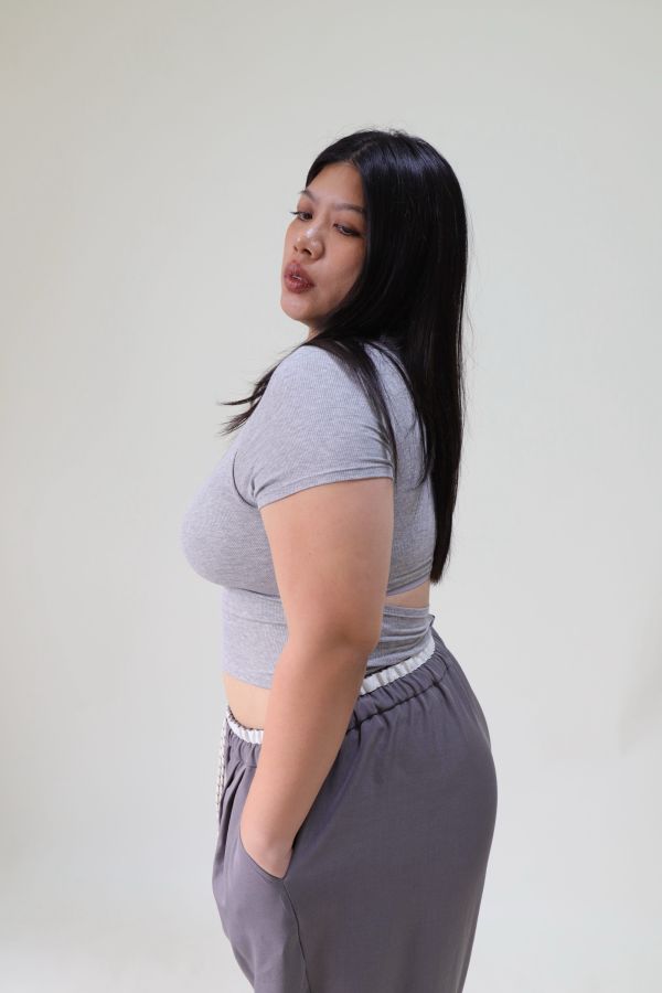 後背小心機方領帶胸墊短T-淺灰 