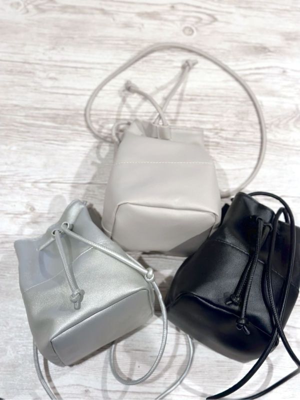 日本品牌 束口水桶斜背包 束口包 水桶包 斜背小包 斜背包 斜背肩背包 杏色 黑色 銀色 現貨 日本品牌 束口水桶斜背包 束口包 水桶包 斜背小包 斜背包 斜背肩背包 杏色 黑色 銀色 皮革包