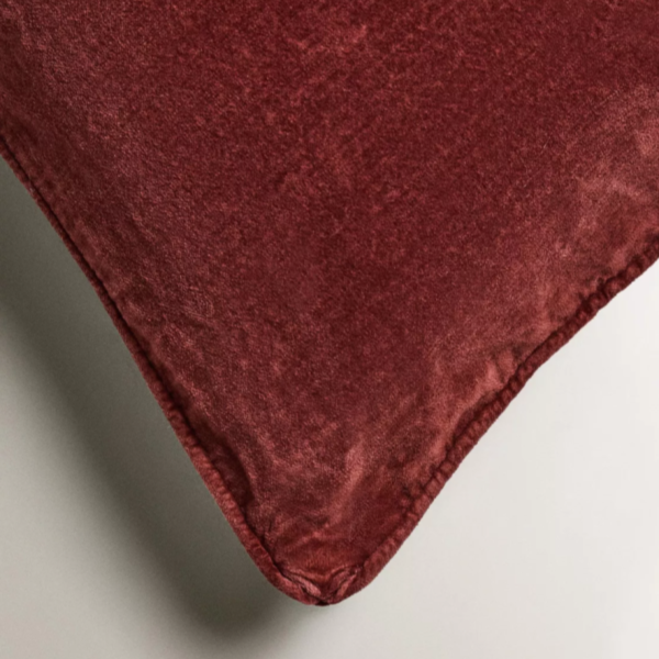 酒紅絨布靠枕 