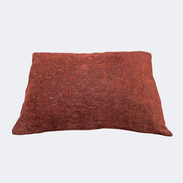 暗紅壓紋靠枕 