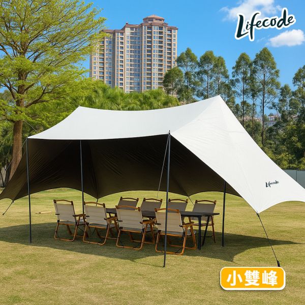 【LIFECODE】小雙峰黑膠天幕(600x400cm)(附營柱/營釘)-米色 12330223 LIFECODE,戶外露營用品,天幕,客廳帳,戶外用品,露營用品,折疊桌椅,烤肉架,帳篷,睡墊,OUTDOOR,CAMPING,車中床,充氣床,車泊