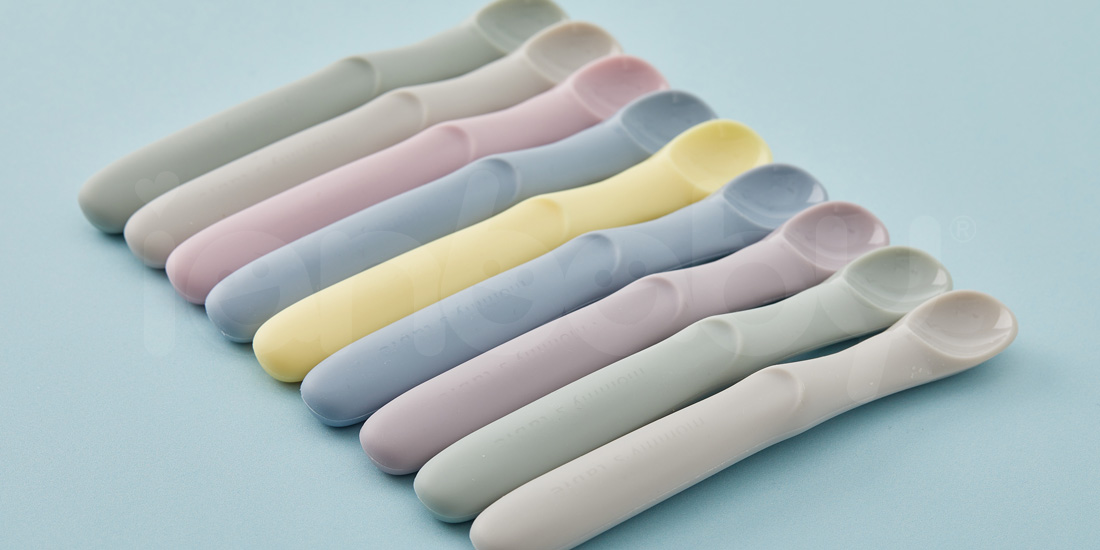 S-SP_08.jpg/ ianbaby頂級鉑金矽膠餵食湯匙Stage.1圓潤飽滿的握柄設計，有助於小肌肉抓握能力發展，無異材質接合疑慮，零銳角設計，亦可當作寶寶固齒器。