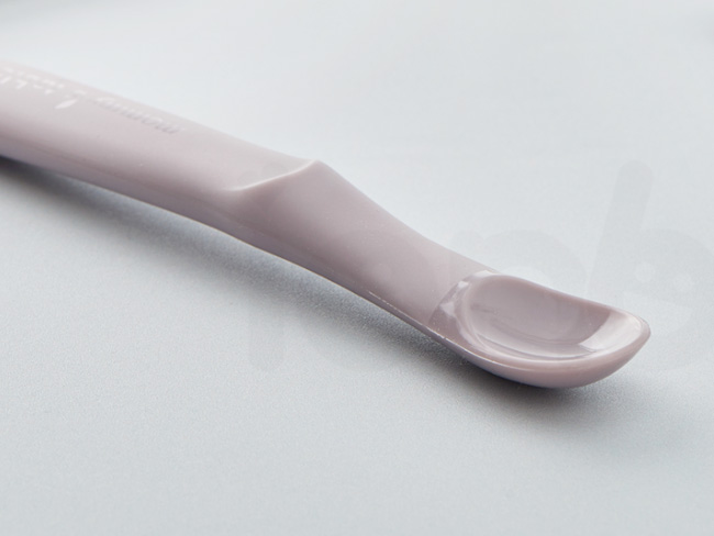 S-SP_10.jpg/ 一體成型無死角，清潔方便不卡垢，ianbaby頂級鉑金矽膠餵食湯匙Stage.1耐高溫消毒，不必擔心細菌孳生。