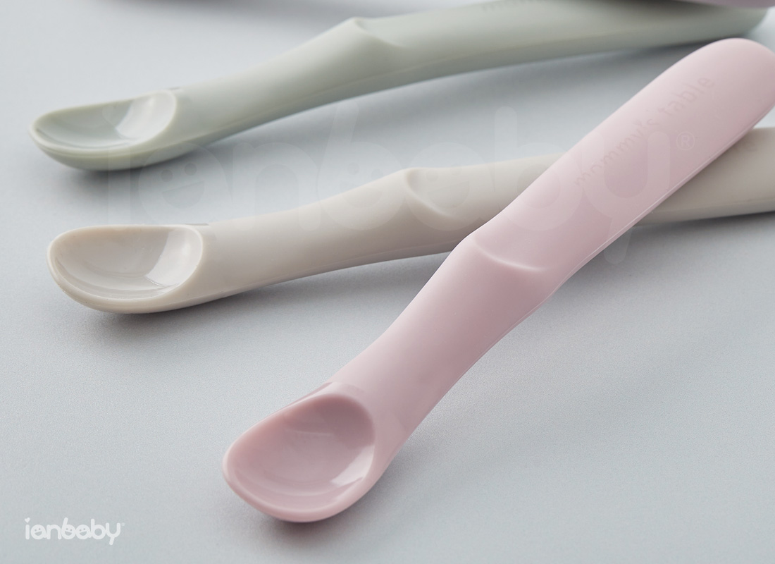 S-SP_03.jpg/ ianbaby頂級鉑金矽膠餵食湯匙Stage.1勺面根部微收腰設計，方便寶寶施力含住，光滑亮面無阻力，減少食物殘留。