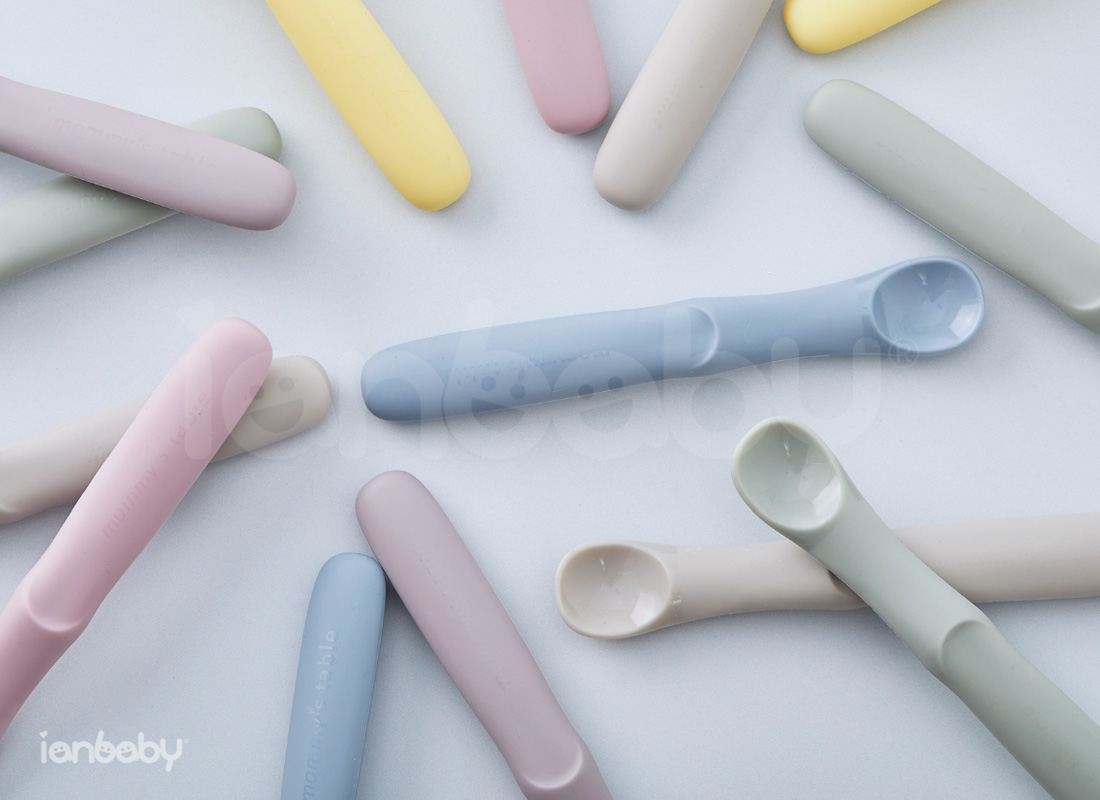 S-SP_01.jpg/ ianbaby頂級鉑金矽膠餵食湯匙Stage.1低彩度的顏色配置，有多種顏色可供選擇。