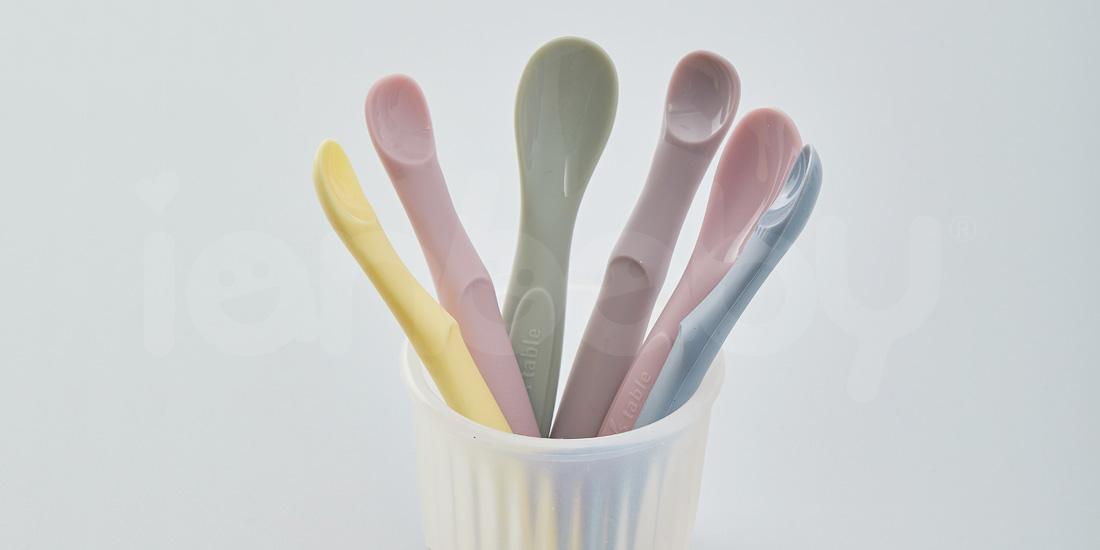 S-SP_09.jpg/ ianbaby頂級鉑金矽膠餵食湯匙Stage.1柔和配色及典雅造型,為居家打造不凡品味,亦可創意玩色,打造個人專屬風格搭配。