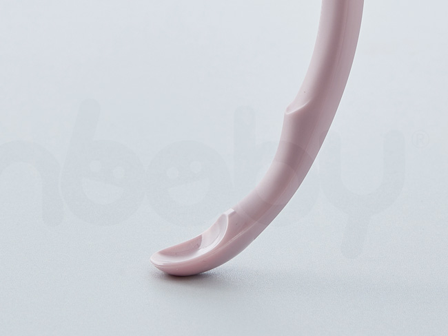 S-SP_11.jpg/ 材質加厚，堅固耐用不易老化，邊緣滑順不刮手，ianbaby頂級鉑金矽膠餵食湯匙Stage.1掉落時無須擔心寶貝受傷。