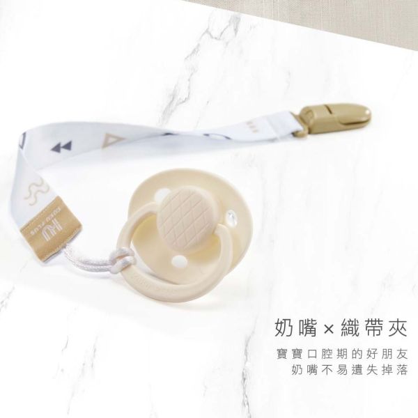 KUKU 酷咕鴨 純真之瞳織帶奶嘴夾 彈跳式按壓背夾 可吊掛奶嘴固齒器 KUKU奶嘴帶 KUKU,酷咕鴨,奶嘴帶,奶嘴夾,奶嘴固定帶,奶嘴防掉帶,奶嘴吊繩,彈跳式奶嘴帶,固齒器吊帶,嬰兒奶嘴配件,嬰兒奶嘴帶,可吊奶嘴夾,嬰兒用品,奶嘴配件,台灣製奶嘴帶
